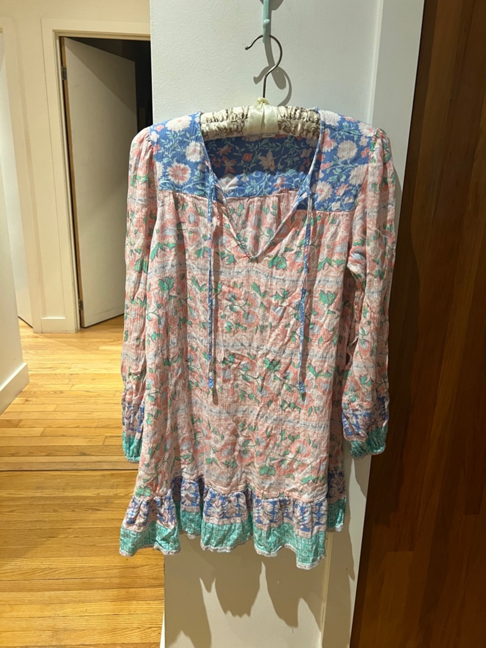 Billabong Floral  Dress in Pink and Blue and green. Size large